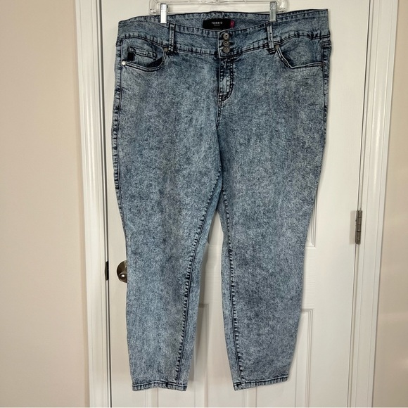 Torrid Acid Washed Cropped Ankle Jeans - Picture 1 of 8